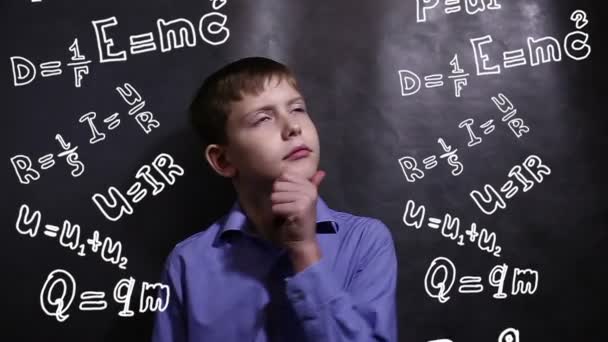 Teenie-Junge denkt Formel Physik Wissenschaft Wissenschaftler Genie - Filmmaterial, Video