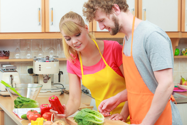 Пара готує свіжі овочі харчовий салат
 - Фото, зображення