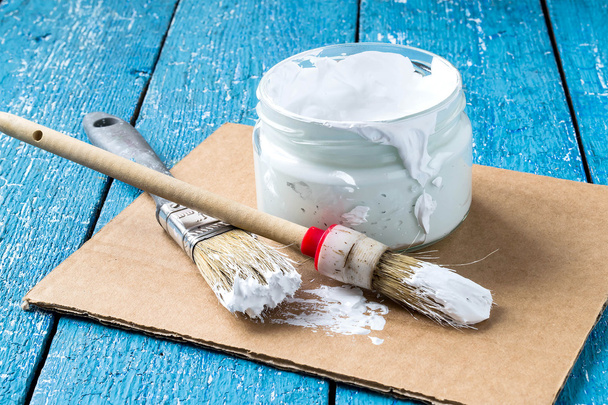 Белая краска для ремонта и чистки
 - Фото, изображение