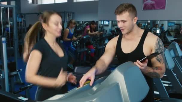 Girl on the treadmill - Кадры, видео
