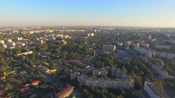 Αεροφωτογραφία. Κτίρια στο πράσινο της πόλης της Συμφερόπολης στην Κριμαία - Πλάνα, βίντεο