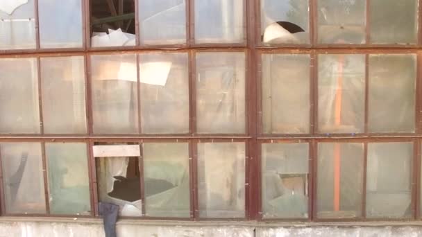 σπασμένα παράθυρα εγκαταλελειμμένου κτιρίου - Πλάνα, βίντεο