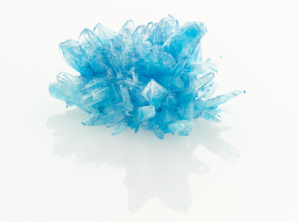 cristaux bleus isolés
 - Photo, image