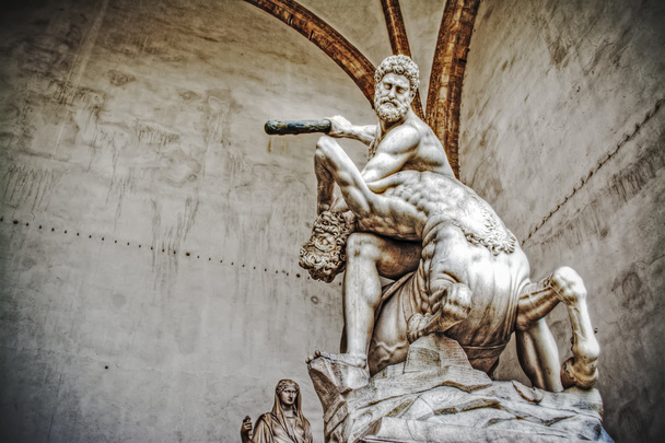 Estátua do centauro de Hércules e Nesso em Loggia dei Lanzi
 - Foto, Imagem
