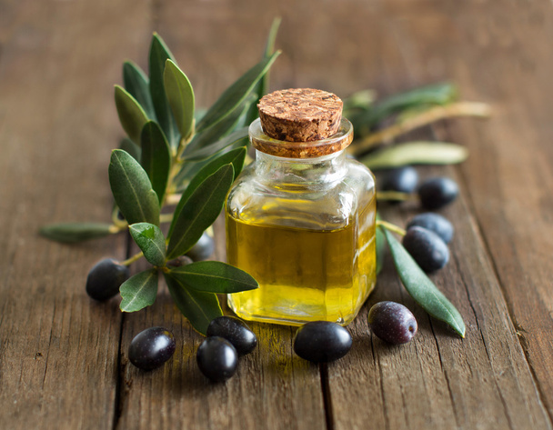 Olivový olej a čerstvými olivami na pozadí - Fotografie, Obrázek