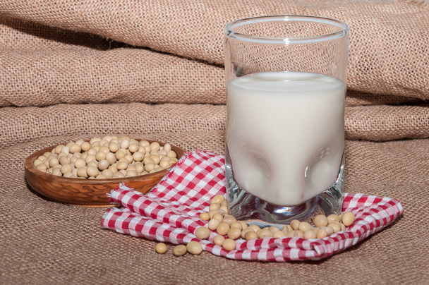 Verre de lait et bol avec soja
 - Photo, image