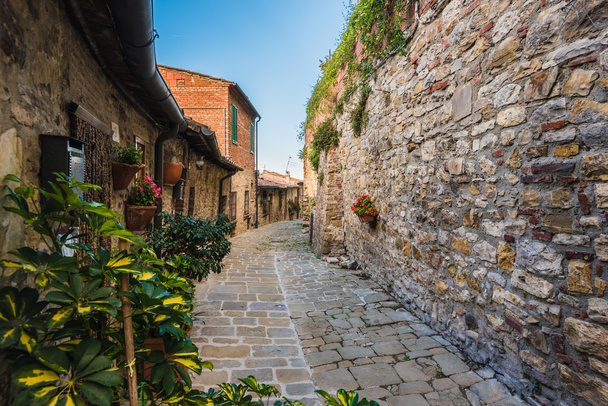 Street and corners of medieval Tuscan town, Lucignano (Arezzo) i - Zdjęcie, obraz
