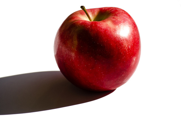 κόκκινο μήλο σε λευκό φόντο - Φωτογραφία, εικόνα