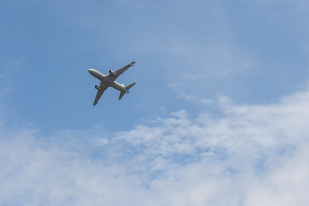 repülőgép az égen - Fotó, kép