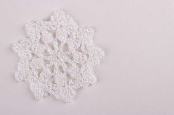 雪の結晶、白い背景に白い糸のかぎ針編み - 写真・画像