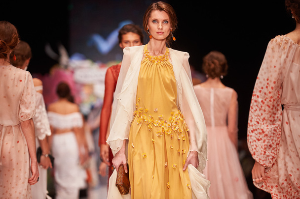 A model walks on the OKSANA FEDOROVA catwalk - Foto, imagen