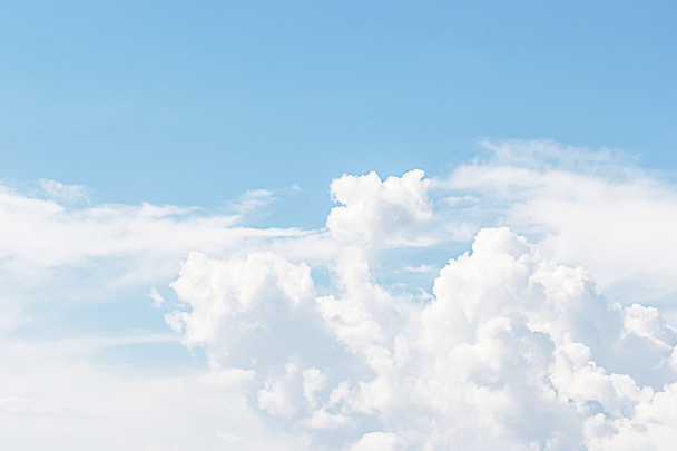 Λευκά σύννεφα και μπλε φόντο του ουρανού - Φωτογραφία, εικόνα