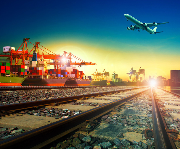 железнодорожный транспорт в импортном экспортном порту и грузовом самолете
 - Фото, изображение