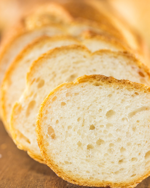 a szeletelt kenyér, fa háttér, meleg tónus, szelektív fo - Fotó, kép