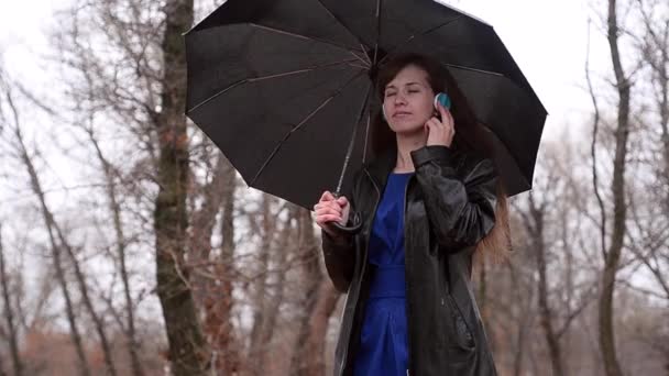 Η γυναίκα στη βροχή ακούει μουσική - Πλάνα, βίντεο