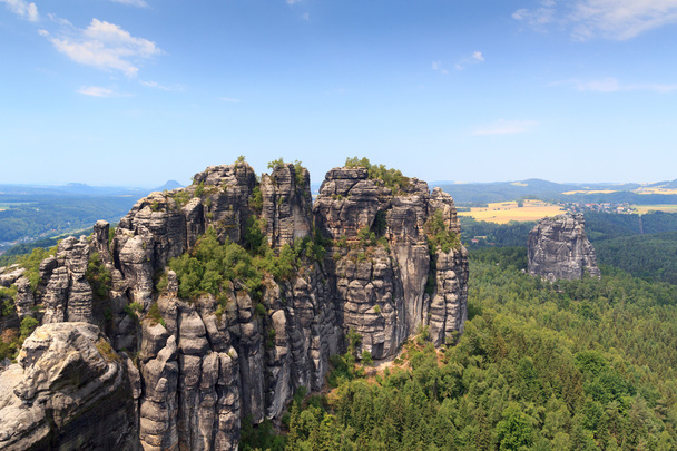Panorama con Grupo de rocas Schrammsteine y Falkenstein visto desde el mirador de la Suiza sajona
 - Foto, Imagen