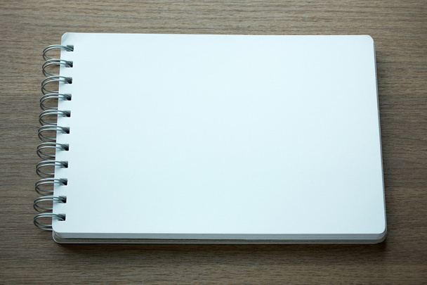 bloco de notas em espiral em branco no fundo de madeira escura
 - Foto, Imagem