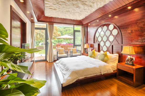 приготовленная свежая кровать в отеле
 - Фото, изображение