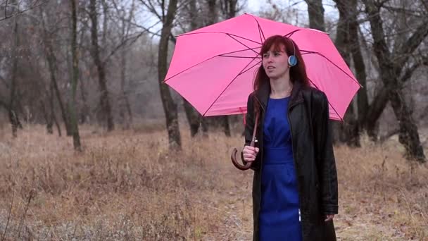 De vrouw in de regen bevroor - Video