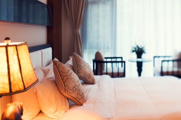 przygotowane świeże łóżko w hotelu - Zdjęcie, obraz