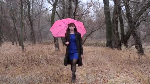 The woman in earphones in the rain - Footage, Video