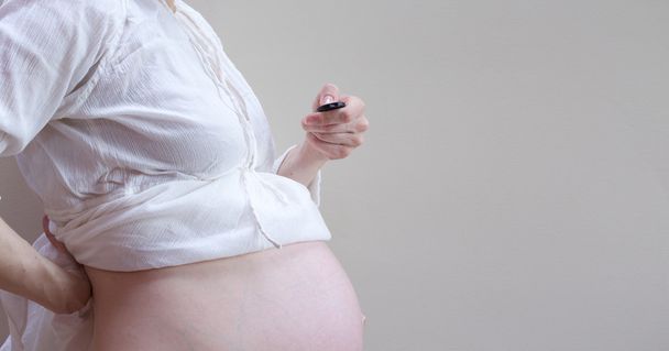 μια κοιλιά της εγκύου γυναίκας - Φωτογραφία, εικόνα
