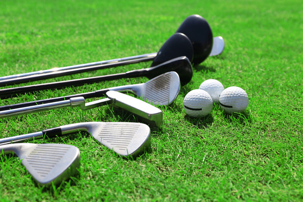 Different golf clubs in a row and balls - Foto, Imagen