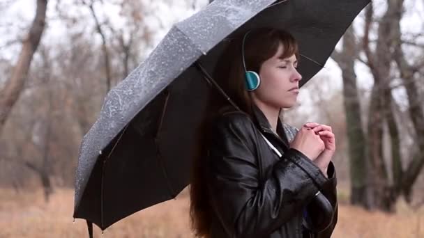 Kobieta ma mokro w deszczu - Materiał filmowy, wideo
