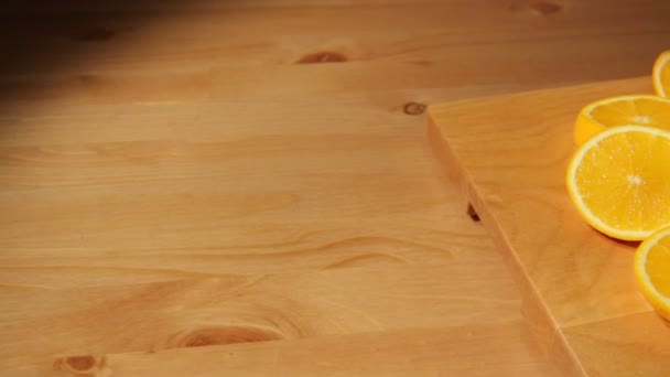 Sliced oranges on a cutting board - Video, Çekim
