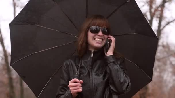Kobieta z telefonem w płaszcz - Materiał filmowy, wideo