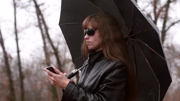 die Frau mit Telefon im Regenmantel - Filmmaterial, Video