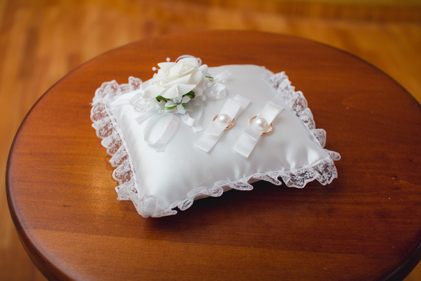 Almofada de anéis de casamento
 - Foto, Imagem