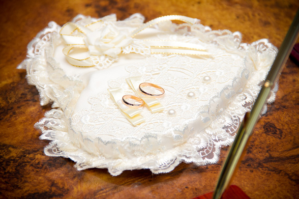 Almofada de anéis de casamento
 - Foto, Imagem