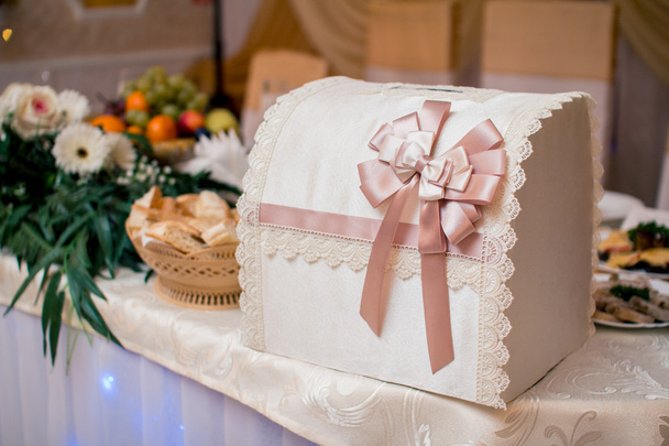 Svatební krabice s hnědou luk - Fotografie, Obrázek