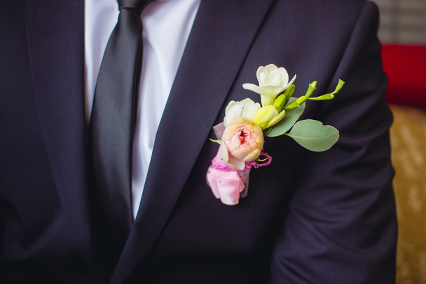 Bruidegom met corsages pak en stropdas - Foto, afbeelding