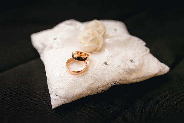 γάμοs δακτυλίδι μαξιλάρι μαύρο - Φωτογραφία, εικόνα