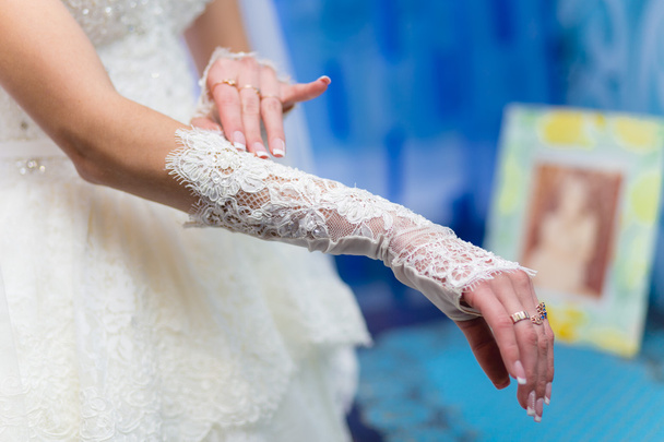 bruid draagt bruiloft handschoenen - Foto, afbeelding