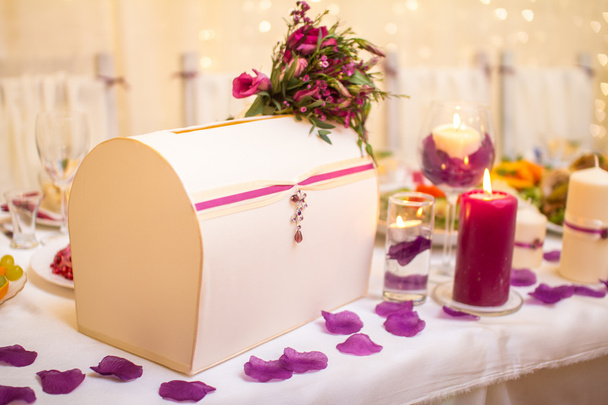 boîte de mariage sur table de banquet
 - Photo, image