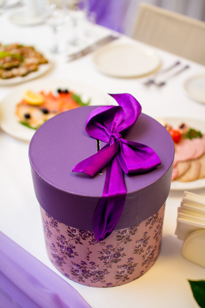 Boîte de mariage avec un arc violet
 - Photo, image