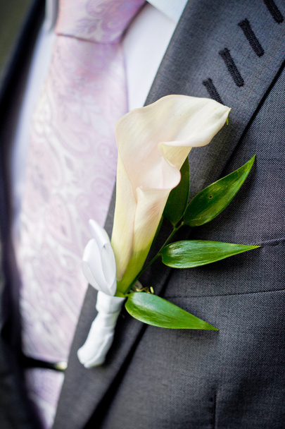 Μπουτονιέρα γάμου και γραβάτα - Φωτογραφία, εικόνα