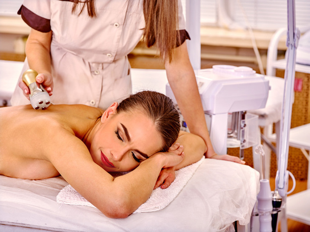 Menina recebendo massagem elétrica no salão de beleza. Duas pessoas
. - Foto, Imagem