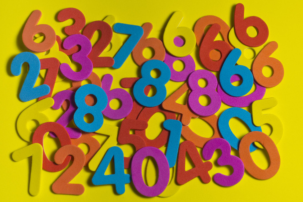 Цветные числа на желтом
 - Фото, изображение