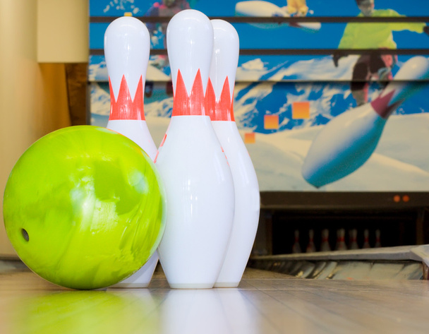 Green bowling ball and pins - Foto, afbeelding