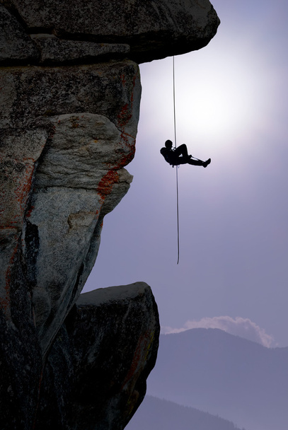 Скелястий альпініст висить на скелі
 - Фото, зображення