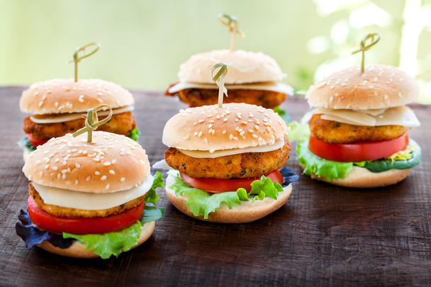 Mini burgers de poulet sur table en bois
. - Photo, image