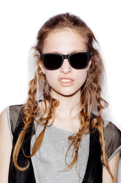 Fashion portrait of beautiful girl wearing sunglasses - Fotoğraf, Görsel