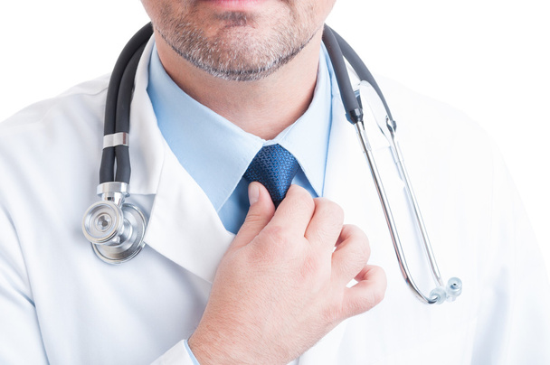 Анонимный медик или врач чинит и регулирует галстук
 - Фото, изображение