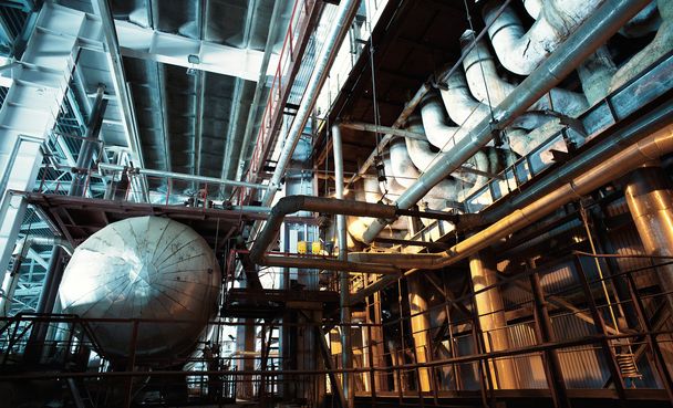Zona industrial, tuberías de acero, válvulas y escaleras - Foto, imagen