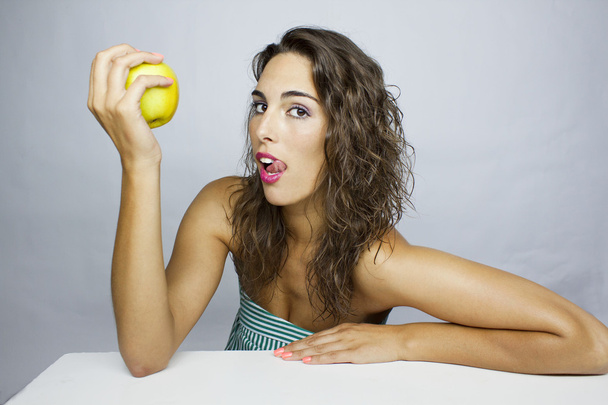 kobieta jedzenie jabłka - Zdjęcie, obraz