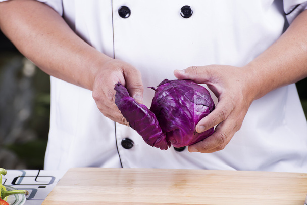 Chef split leaf of purple cabbage - Foto, afbeelding